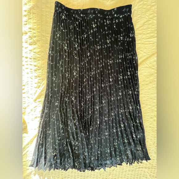 Chaps accordion skirts. Beautiful prints. Excellent condition. - Picture 4 of 4